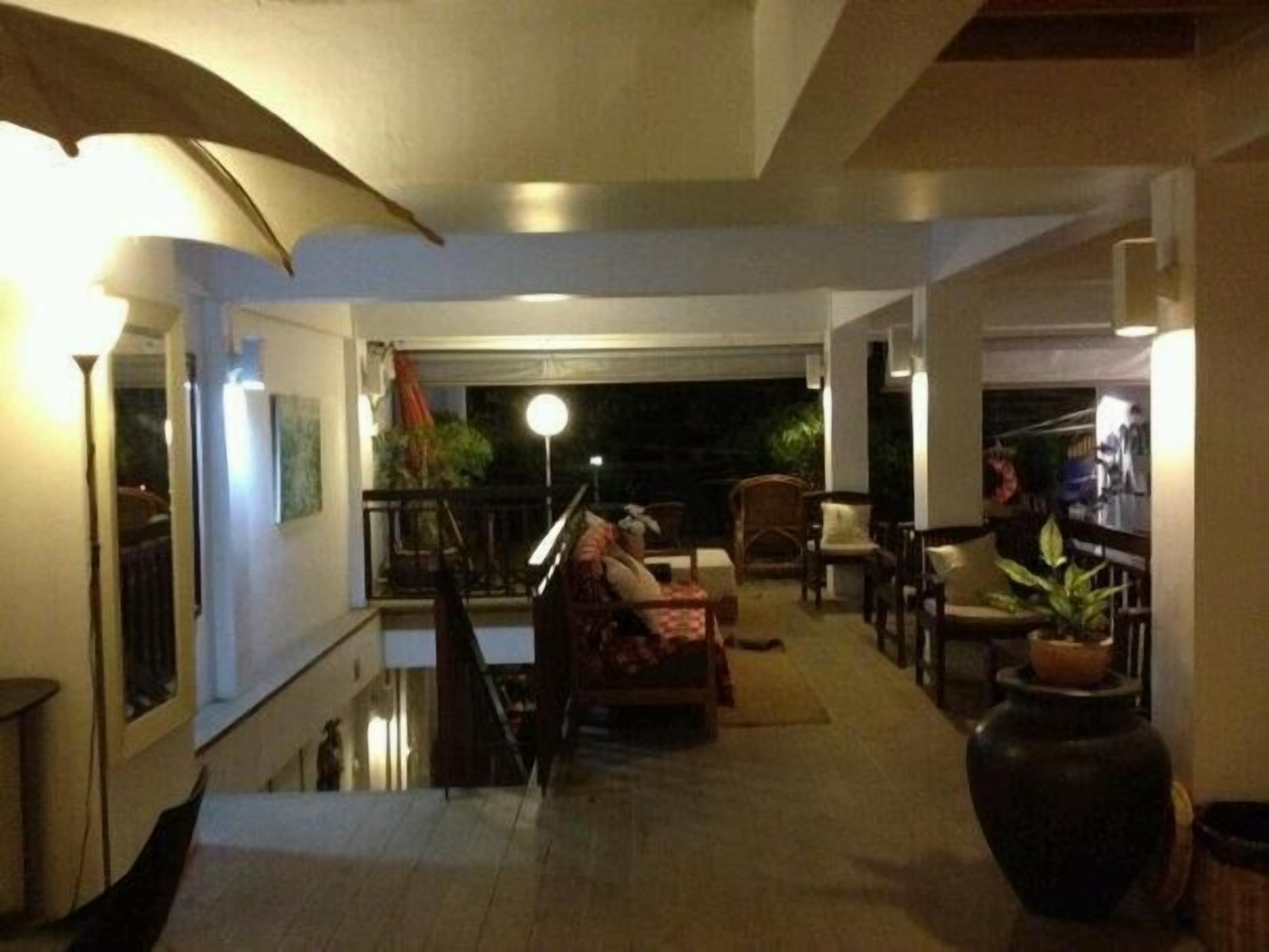 Phục vụ bữa sáng, bữa trưa, bữa tối, món Thái 