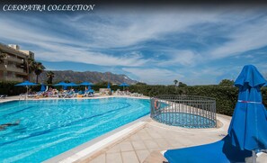 Innenpool, Außenpool, Sonnenschirme, Liegestühle