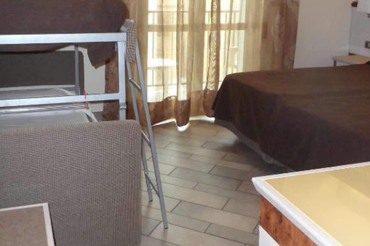 Camera Familiare matrimoniale e 1 letto a castello | Peti besi dalam bilik, meja, Wi-fi percuma, cadar katil