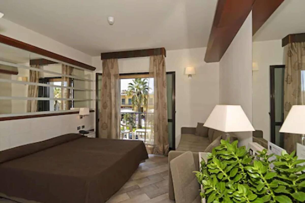 in-room safe, desk, free wifi, bed sheets