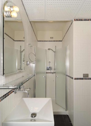 Shower, hair dryer, slippers, bidet - Hotel Eden (Viareggio)
