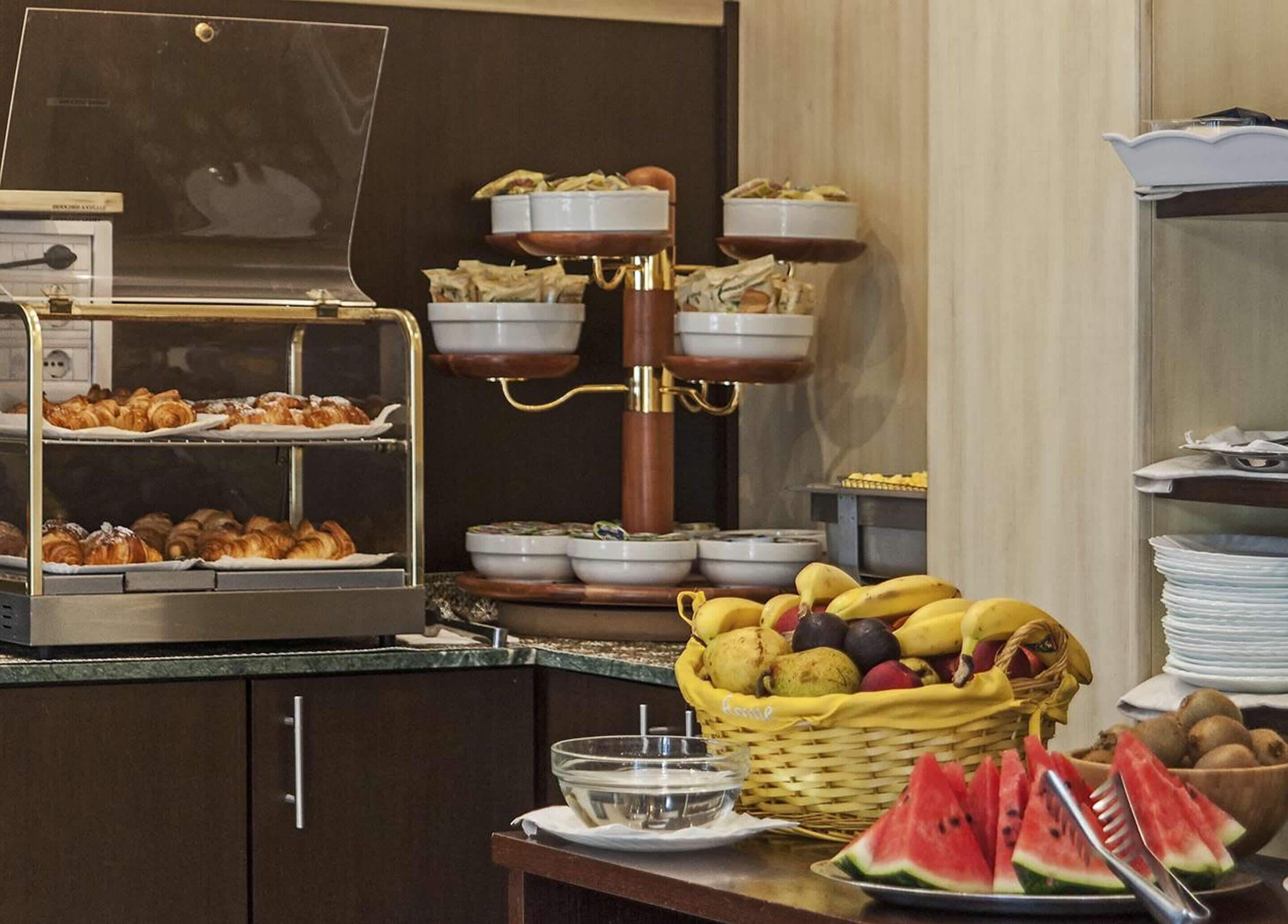 Daily continental breakfast (EUR 9.5 per person)