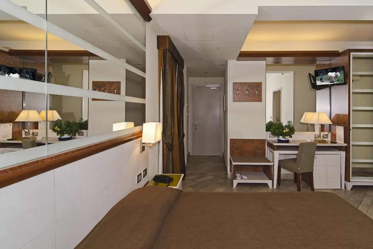 in-room safe, desk, free wifi, bed sheets