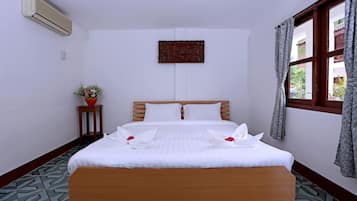 Deluxe Apartment, 1 King Bed, Non Smoking, Ocean View | Minibar, desk, rollaway beds, free WiFi