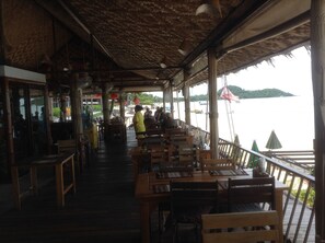 Serviço de café da manhã, culinária internacional, vistas para a praia 