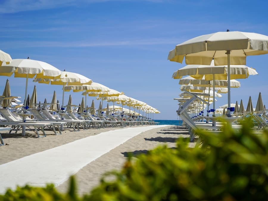 Platja a a prop, platja de sorra blanca i gandules de platja