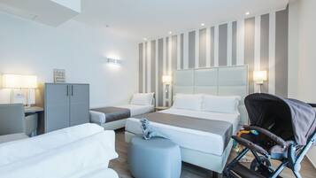 Deluxe Quadruple Room | Cadar Frette Itali, gebar bulu kapas, peti besi dalam bilik