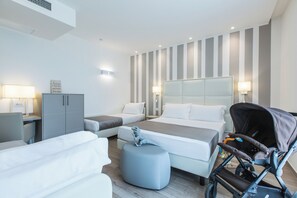 Deluxe Quadruple Room | Frette Italian sheets, down comforters, in-room safe - Hotel Luxor (Cervia)