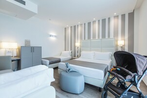 Habitación cuádruple Deluxe | Sábanas italianas Frette, edredones de plumas, caja fuerte