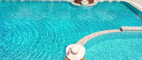 Piscina externa sazonal, funciona das 9h às 19h, guarda-sóis