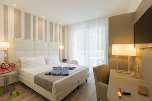 Habitación Deluxe doble, 1 cama doble, no fumadores, balcón | Sábanas italianas Frette, edredones de plumas, caja fuerte