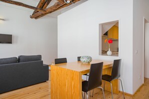 Dúplex, 1 habitación | Zona de estar | Una televisión LCD