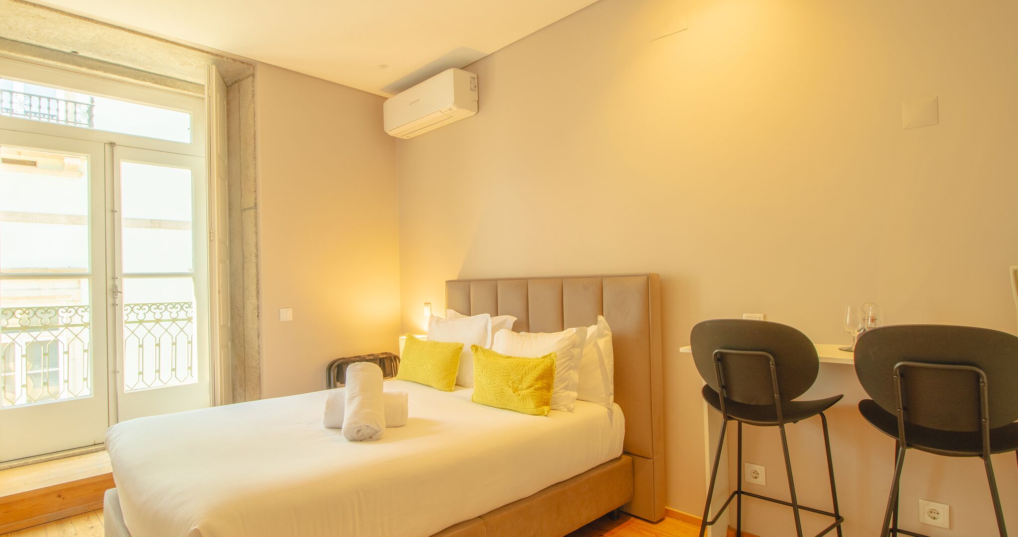 Estudio | Sistema de insonorización, tabla de planchar con plancha, wifi gratis