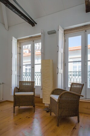 Dúplex, 1 habitación | Zona de estar | Una televisión LCD