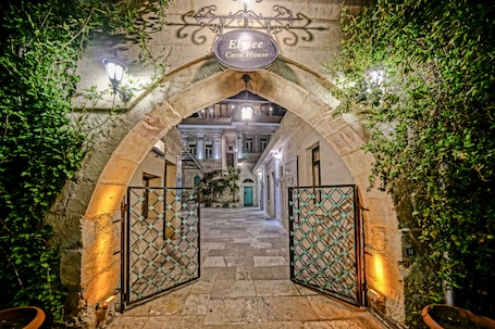 Property entrance. Elysée Cave House