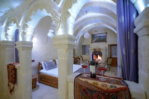 Family Cave Suite with Balcony | Hochwertige Bettwaren, Schreibtisch, schallisolierte Zimmer