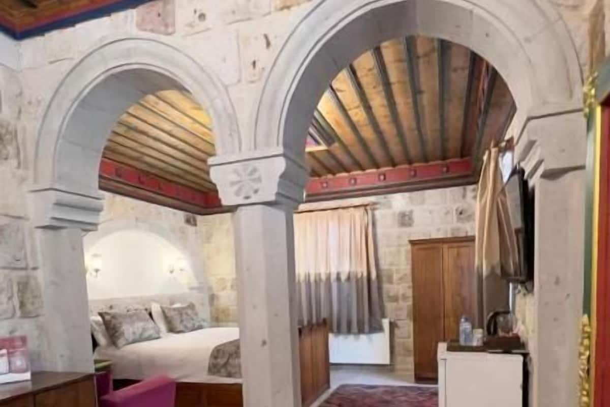 1 bedroom, premium bedding, desk, soundproofing