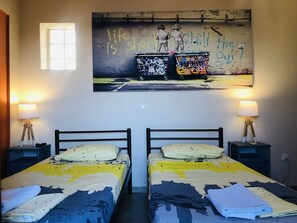 Standard Twin Room, 2 Single Beds | Soundproofing, iron/ironing board, free WiFi - Arabas - Hostel (Thessaloniki)
