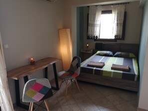 Deluxe Double Room, 1 Bedroom, Sea View | Living area