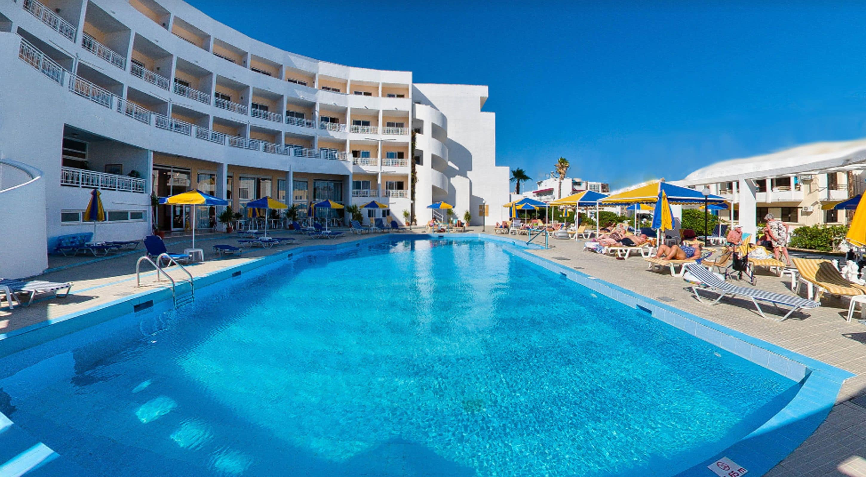 حمام سباحة خارجي