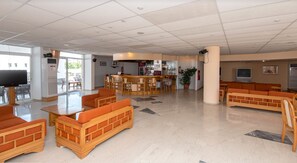 2 bars i un bar al costat de la piscina 