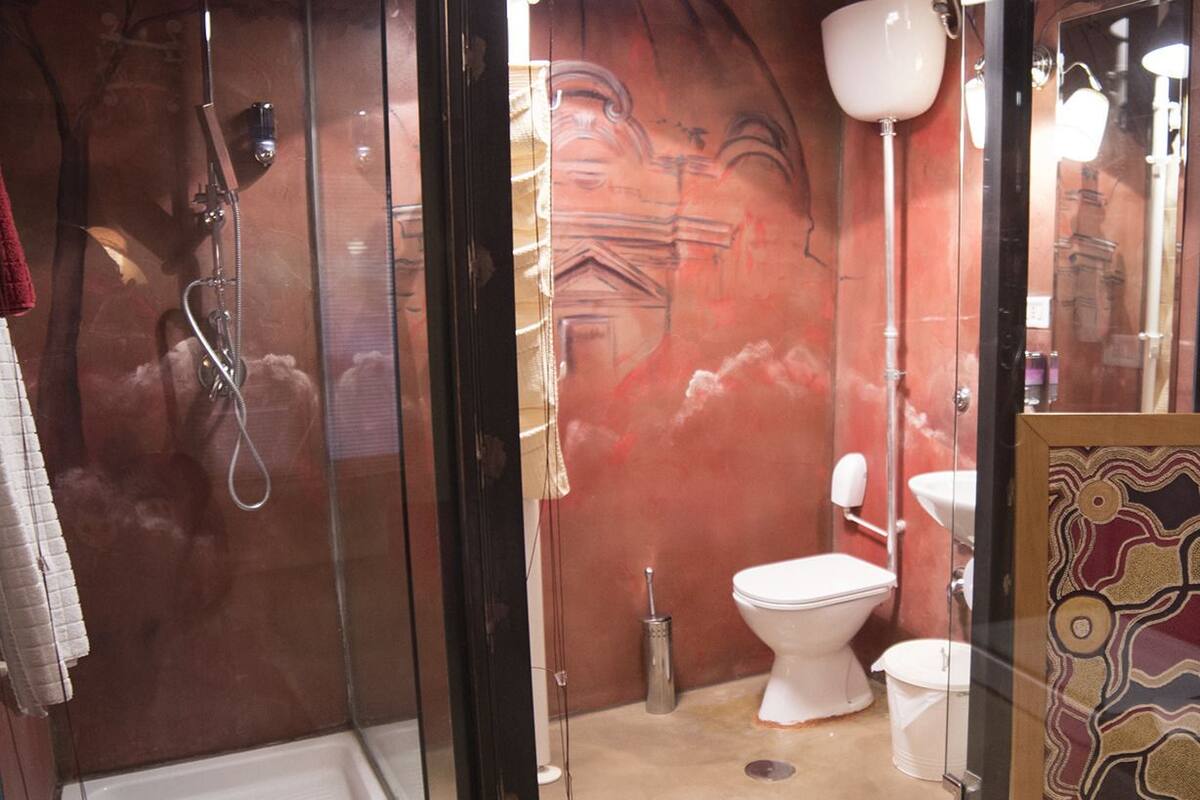 Shower, rainfall showerhead, free toiletries, hair dryer