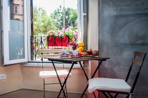 In-room dining - L' Artistico (Rome)