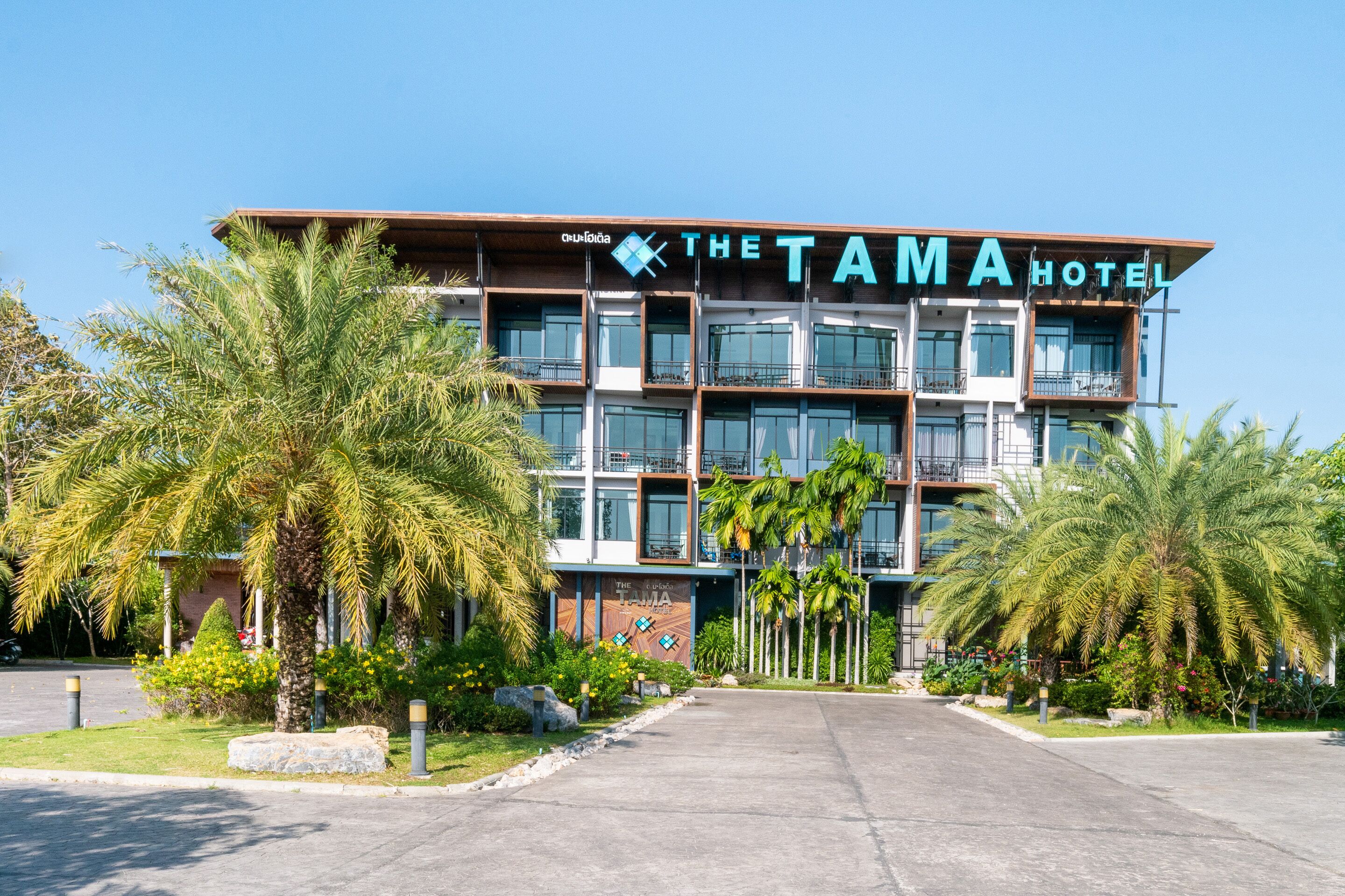 Un hotel de varios pisos con un diseño moderno, con balcones y ventanas amplias.