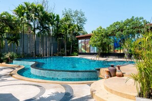 Ulkouima-allas, aurinkotuoleja