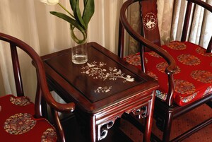 Een bureau, verduisterende gordijnen, een strijkplank/strijkijzer