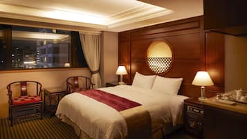 1 kamar tidur, meja kerja, tirai kedap cahaya, dan setrika/meja setrika