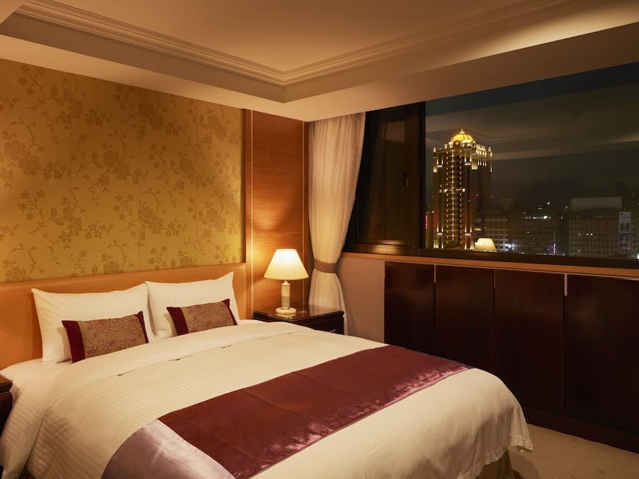 Escritorio, cortinas blackout y tabla de planchar con plancha