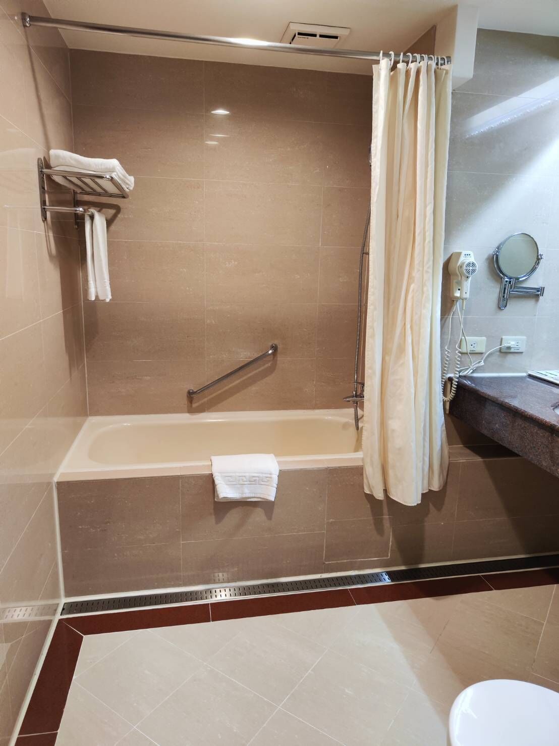 Deluxe Single Room, 1 Double Bed | Bathroom | Combined shower/bathtub, hair dryer, slippers, towels