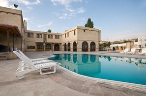 Piscine extérieure (ouverte en saison), cabanons gratuits