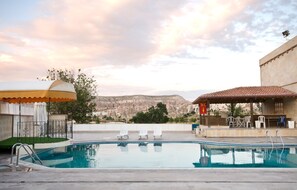 Piscine extérieure (ouverte en saison), cabanons gratuits