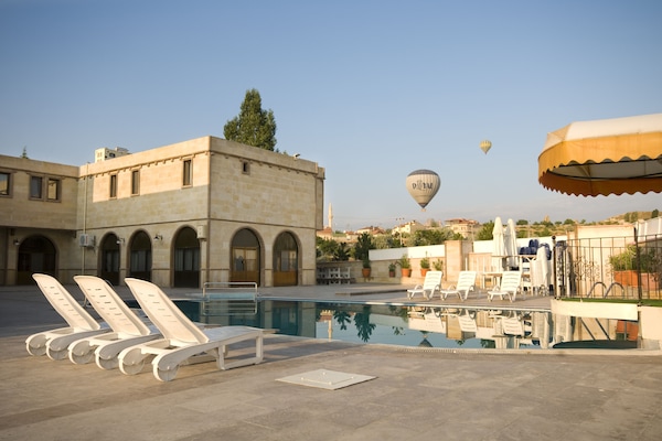 Seasonal outdoor pool, free cabanas, pool umbrellas