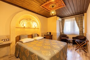 Standardværelse med dobbeltseng eller 2 enkeltsenge | Minibar, pengeskab på værelset, gratis Wi-Fi