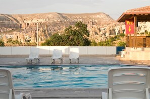 Una piscina al aire libre de temporada, camas de piscina gratis