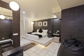 客房 (Titanium) | 高档床上用品、羽绒被、客房内保险箱、特色装修