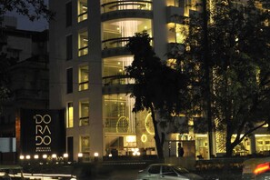 住宿正面 - 傍晚/夜晚