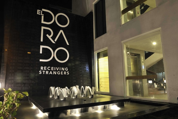 Un bâtiment moderne sur lequel on peut lire l’inscription : « EL DORADO, ACCUEIL DES ÉTRANGERS ».