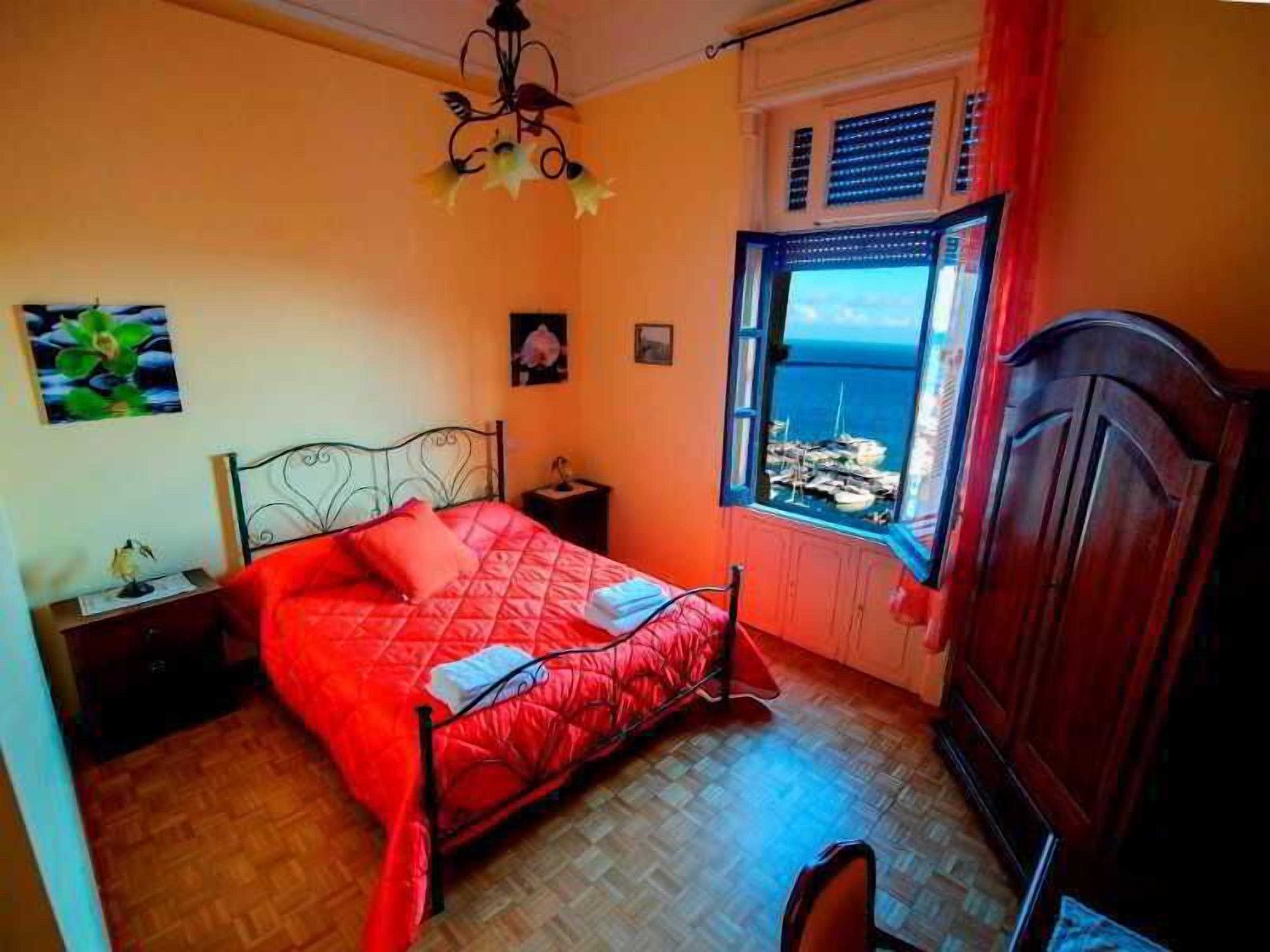In-room safe, desk, laptop workspace, soundproofing