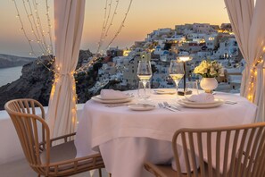Breakfast, lunch and dinner served - Art Maisons Aspaki Exclusive Suites (Santorini)