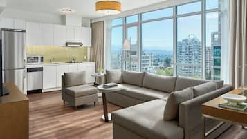 Suite, 1 chambre, balcon | Literie de qualité supérieure, coffres-forts dans les chambres, bureau