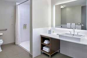 Estudio junior, 1 cama de matrimonio grande | Baño | Ducha y cabezal de ducha tipo lluvia