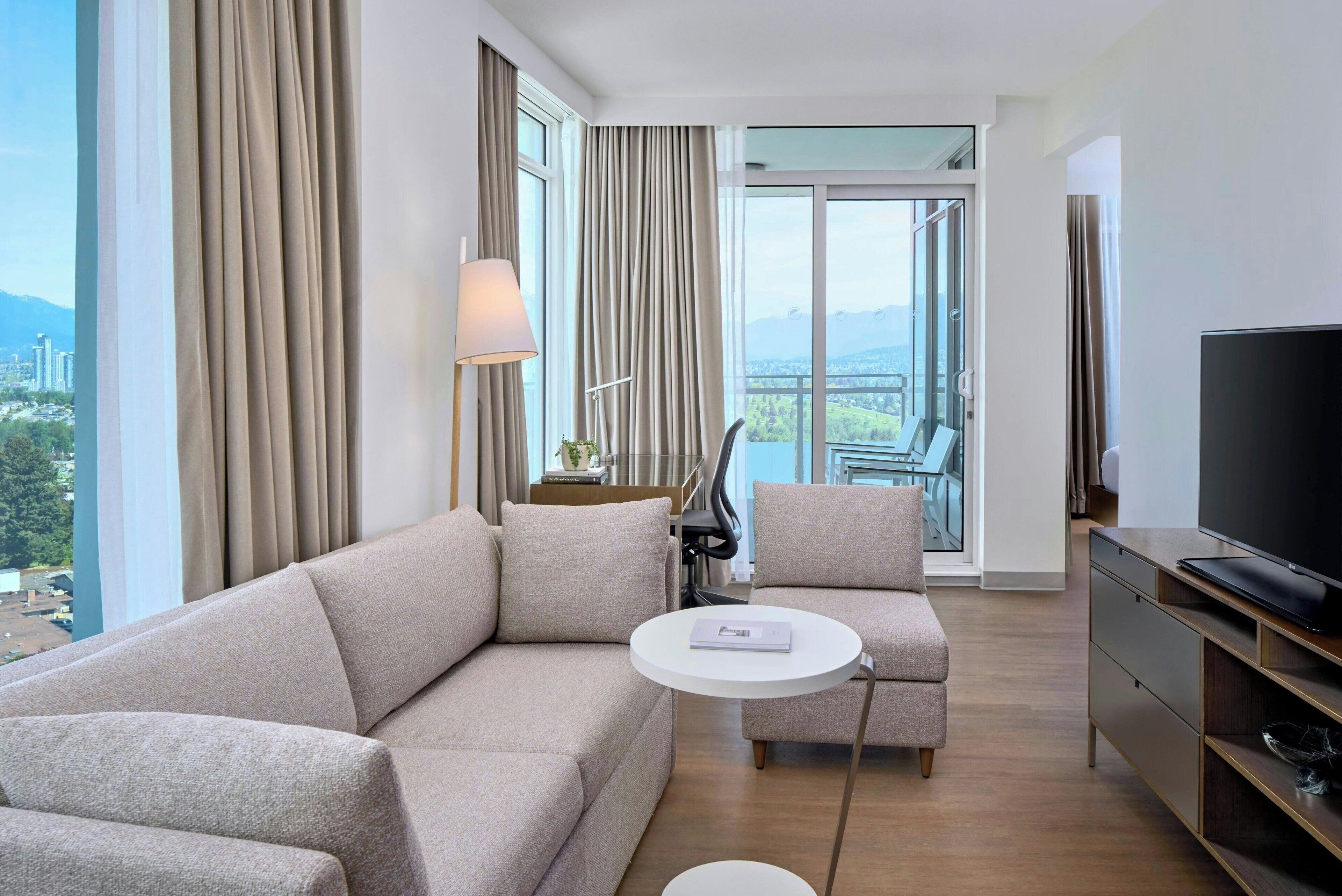 スイート 1 ベッドルーム バルコニー | 高級寝具、セーフティボックス (室内)、デスク、ノートパソコン用作業スペース