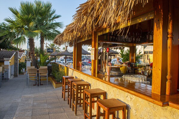 Bar tepi kolam renang