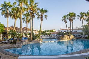 季節限定屋外プール、営業時間 9:00 ～ 21:00、プール パラソル、サンラウンジャー