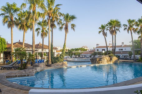 Kolam renang terbuka bermusim, payung kolam, kerusi lepak pantai