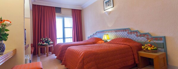 เครื่องนอนระดับพรีเมียม, มินิบาร์, ตู้นิรภัยในห้องพัก, ผ้าม่านกันแสง